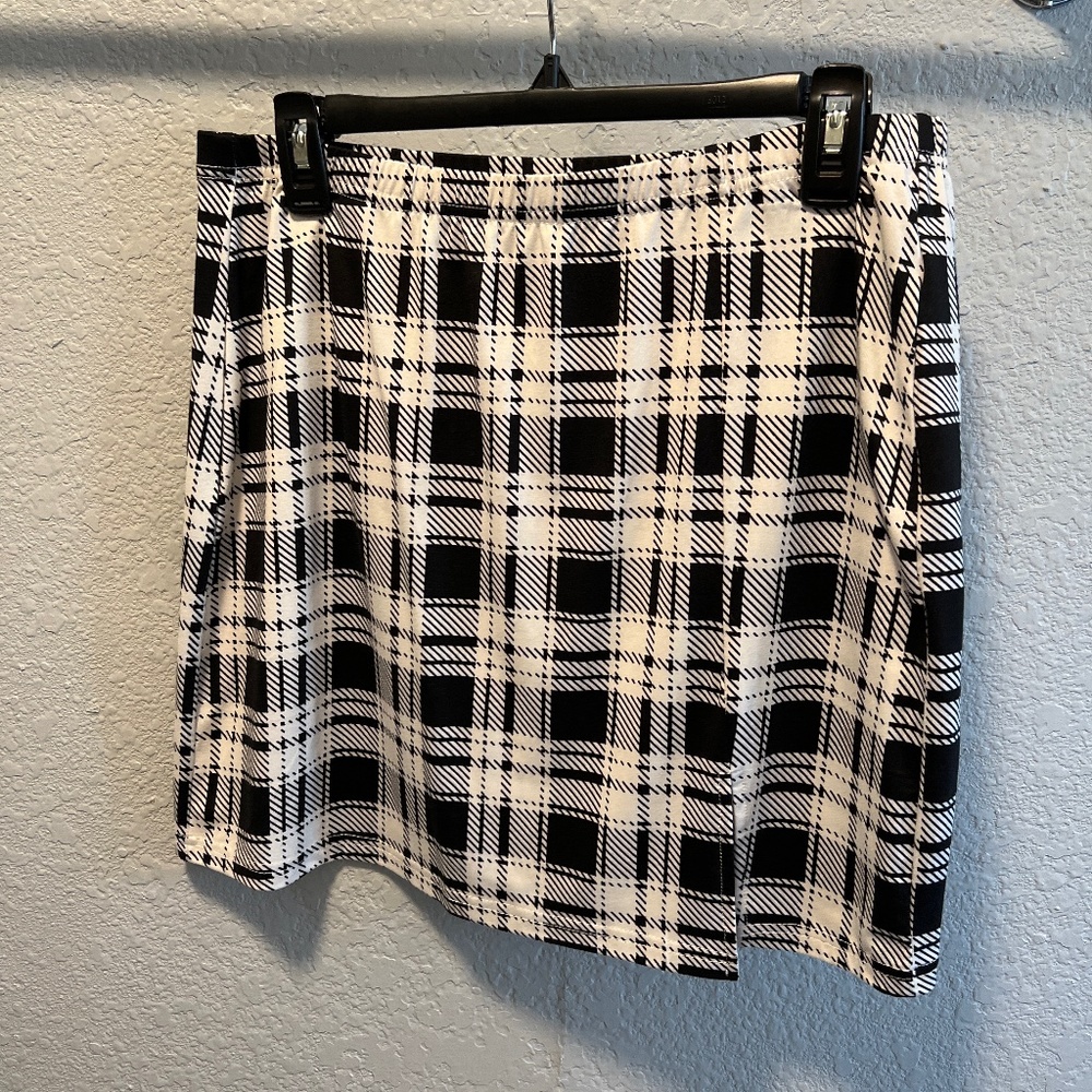 SHEIN Ladies Black & White Checkered Print Mini Skirt w/ Slit, Size XL